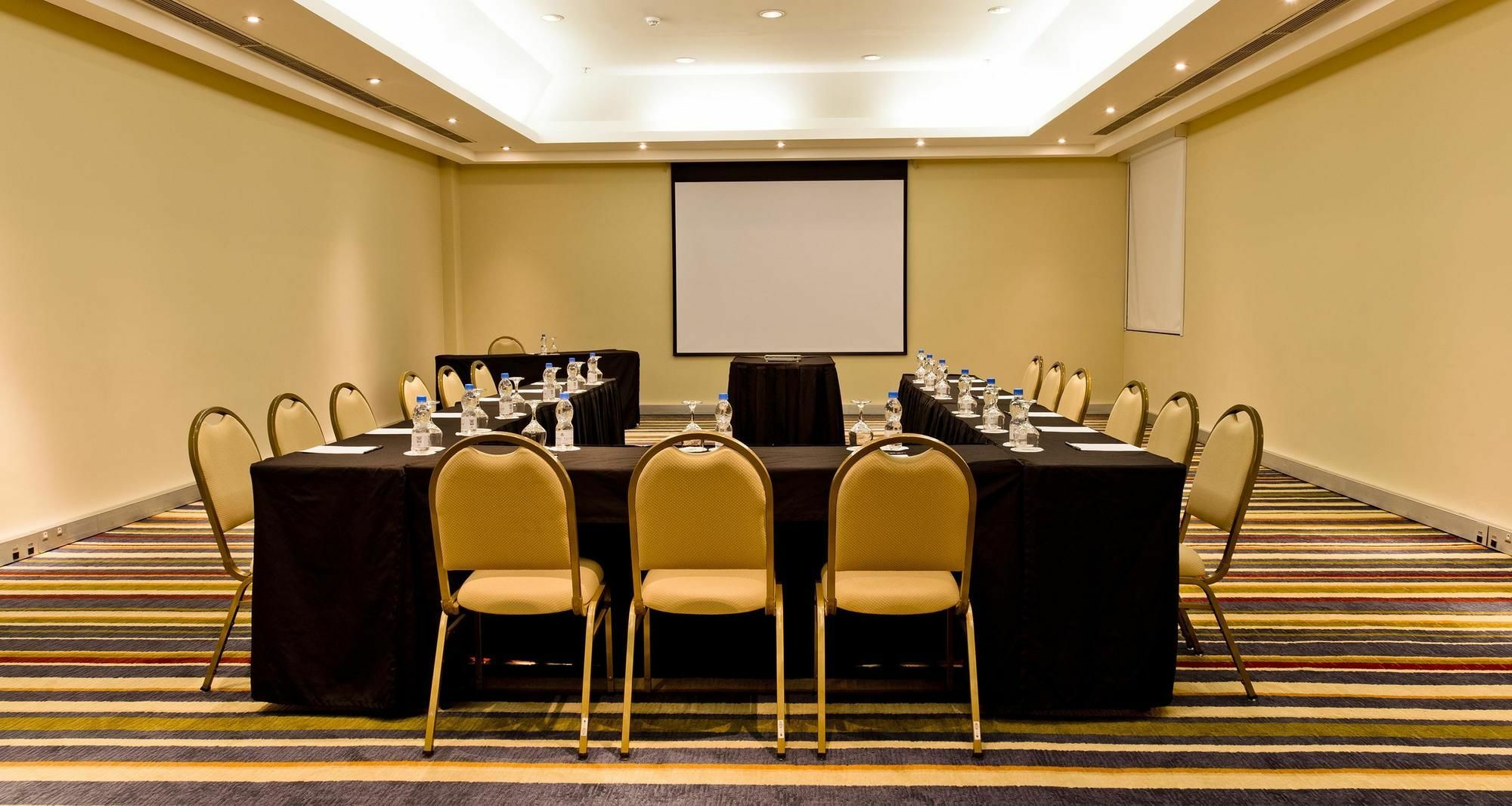 Hotel Pullman Rio De Janeiro Sao Conrado Exterior foto A meeting room at the hotel